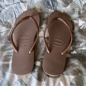 Havaianas rose gold flip flop